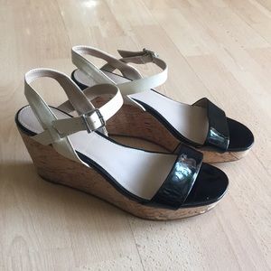 🔵NWT Alfani nude and black strapped wedges